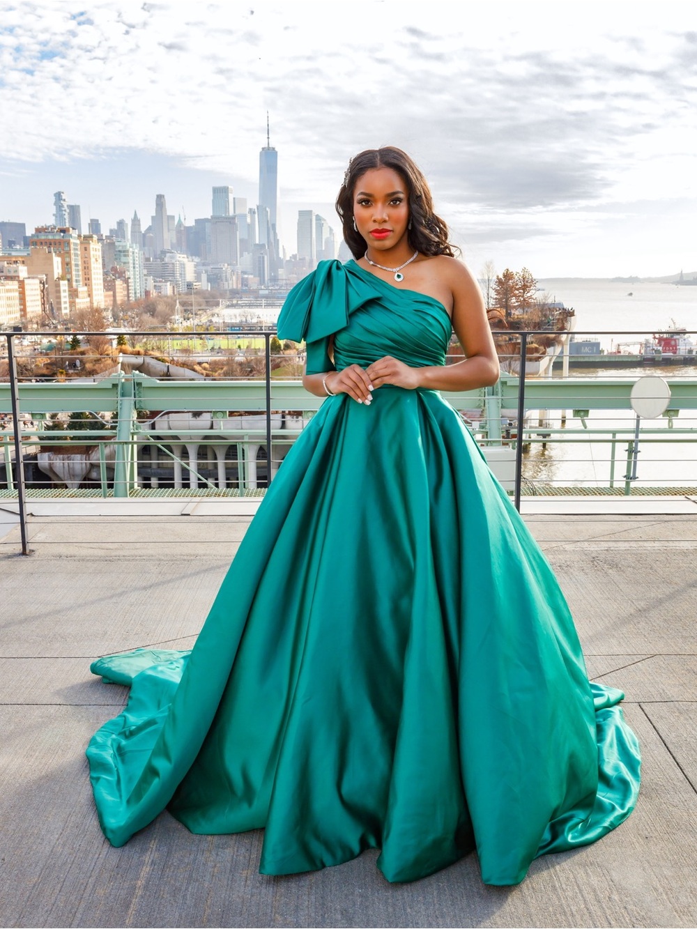 One-Shoulder Emerald Satin Ball Gown Dress with Bow. Women’s Size:4 WORN ONCE!